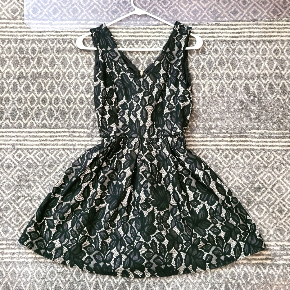 4/$25 black/white floral lace dress